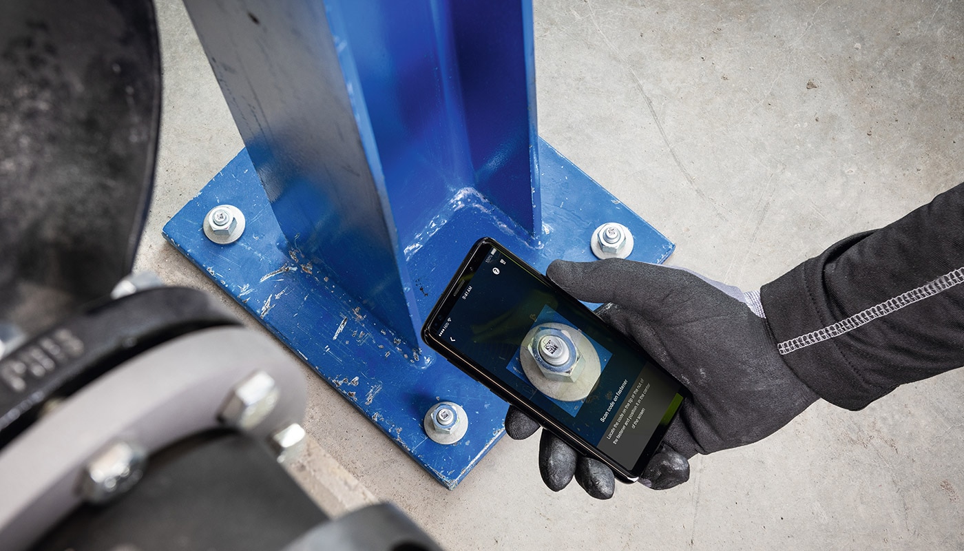 Worker scanning Hilti anchor with his smartphone