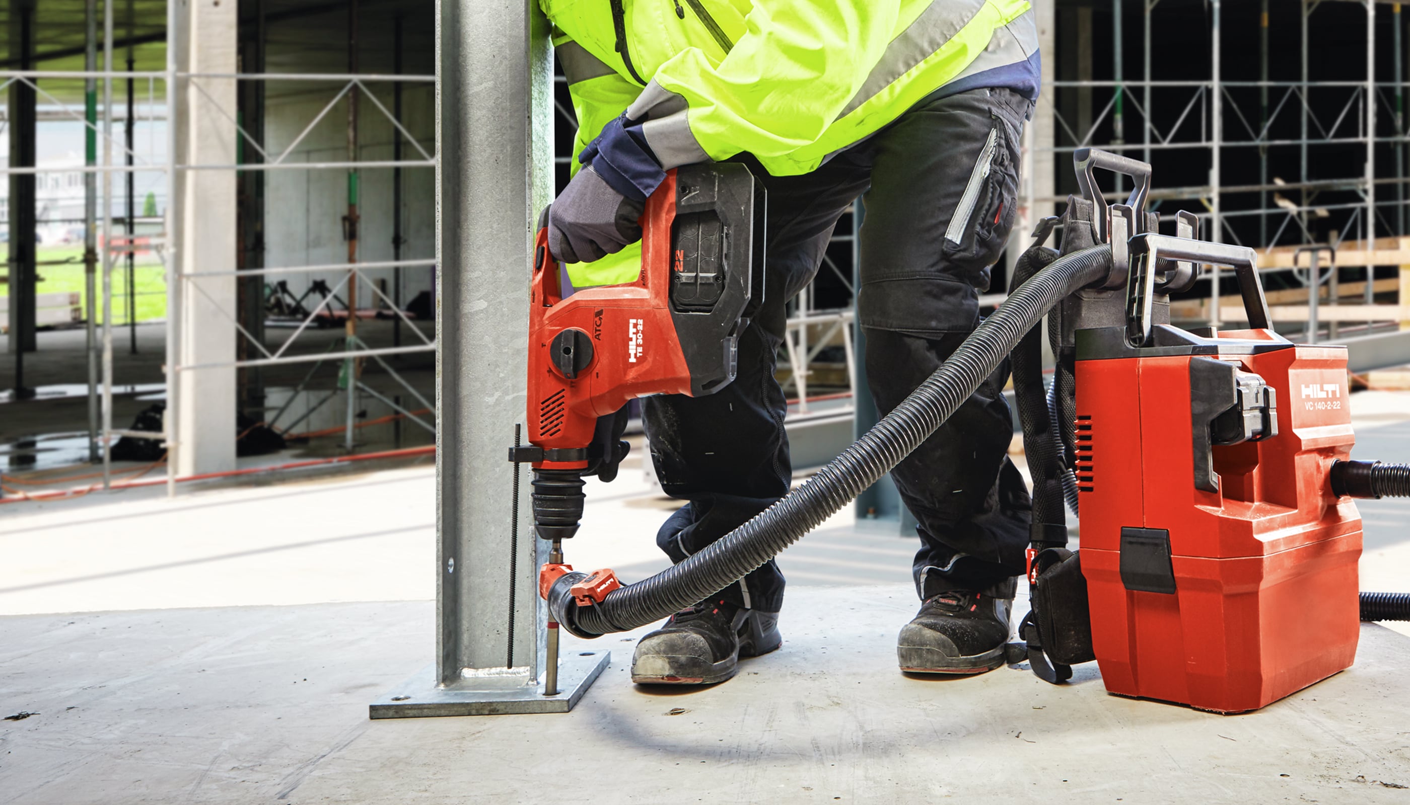 Schwerlast­befestigungen auf Beton mit Hilti HUS4, Nuron TE 30-22 Akku-Bohrhammer und Hilti Akku-Baustellensauger VC 140-2-22