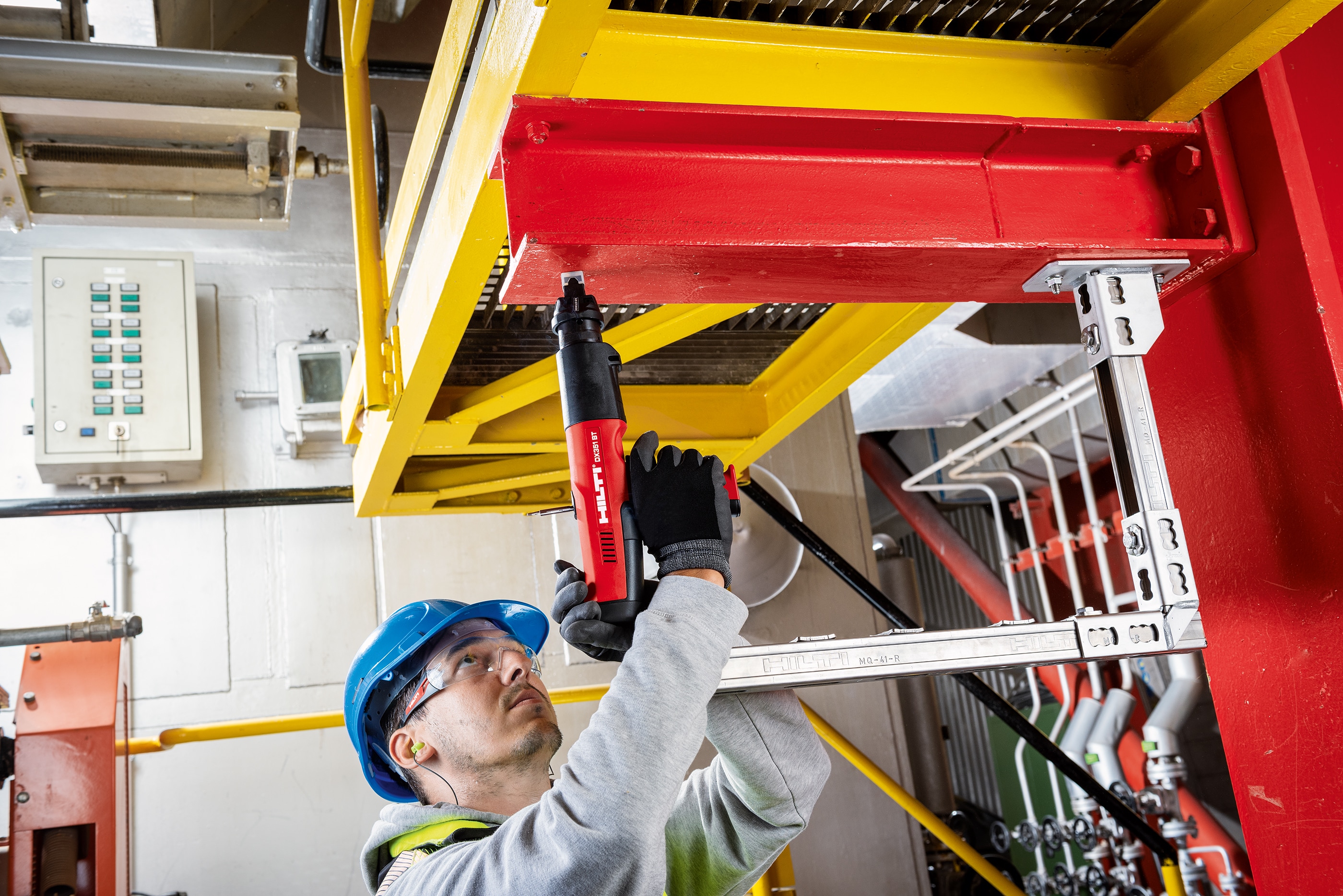 Worker fastening overhead with a DX 351-BT