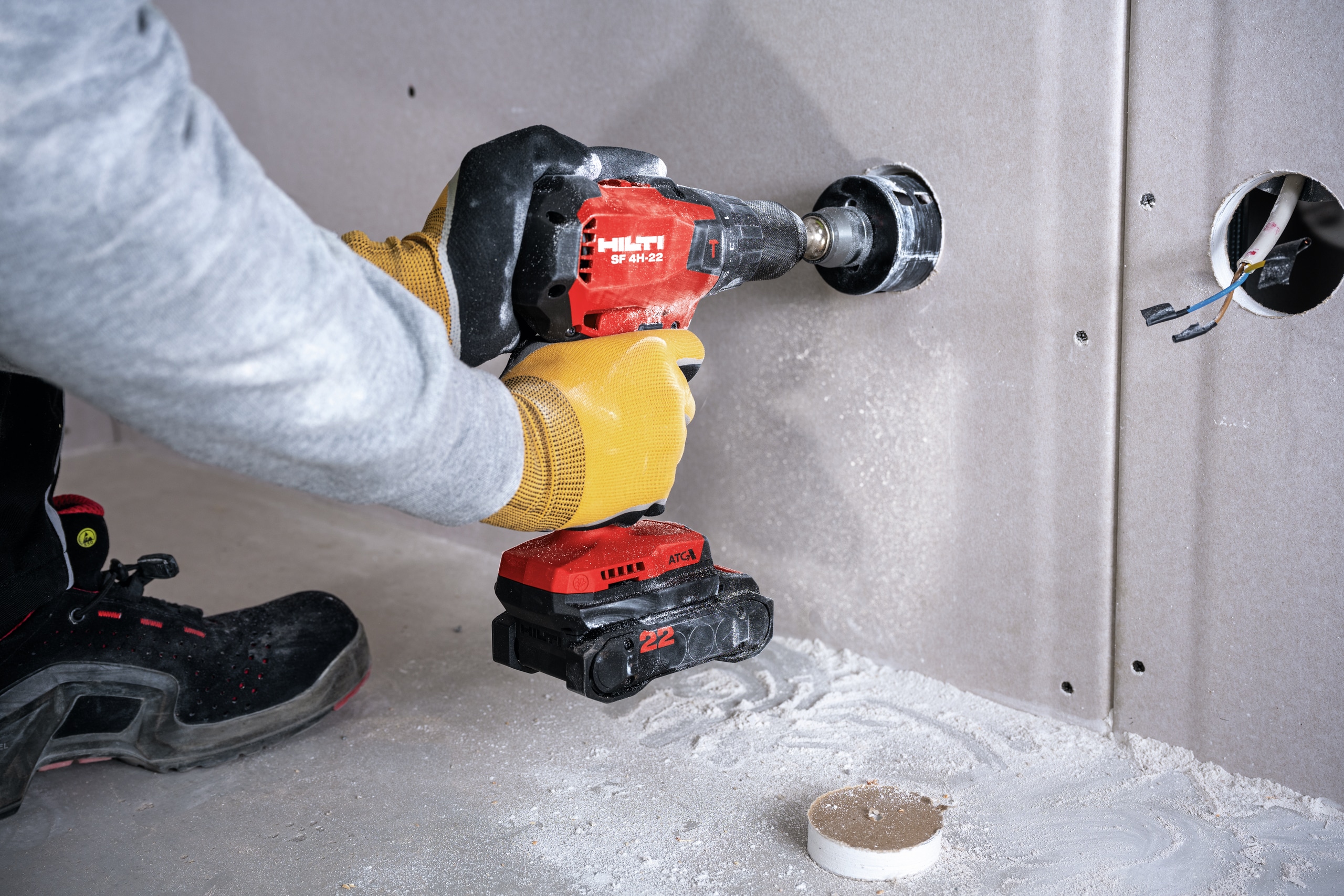 Worker using SF 6H-22 3rd generation Nuron cordless hammer drill driver with B22-85 battery and spade bit in wood