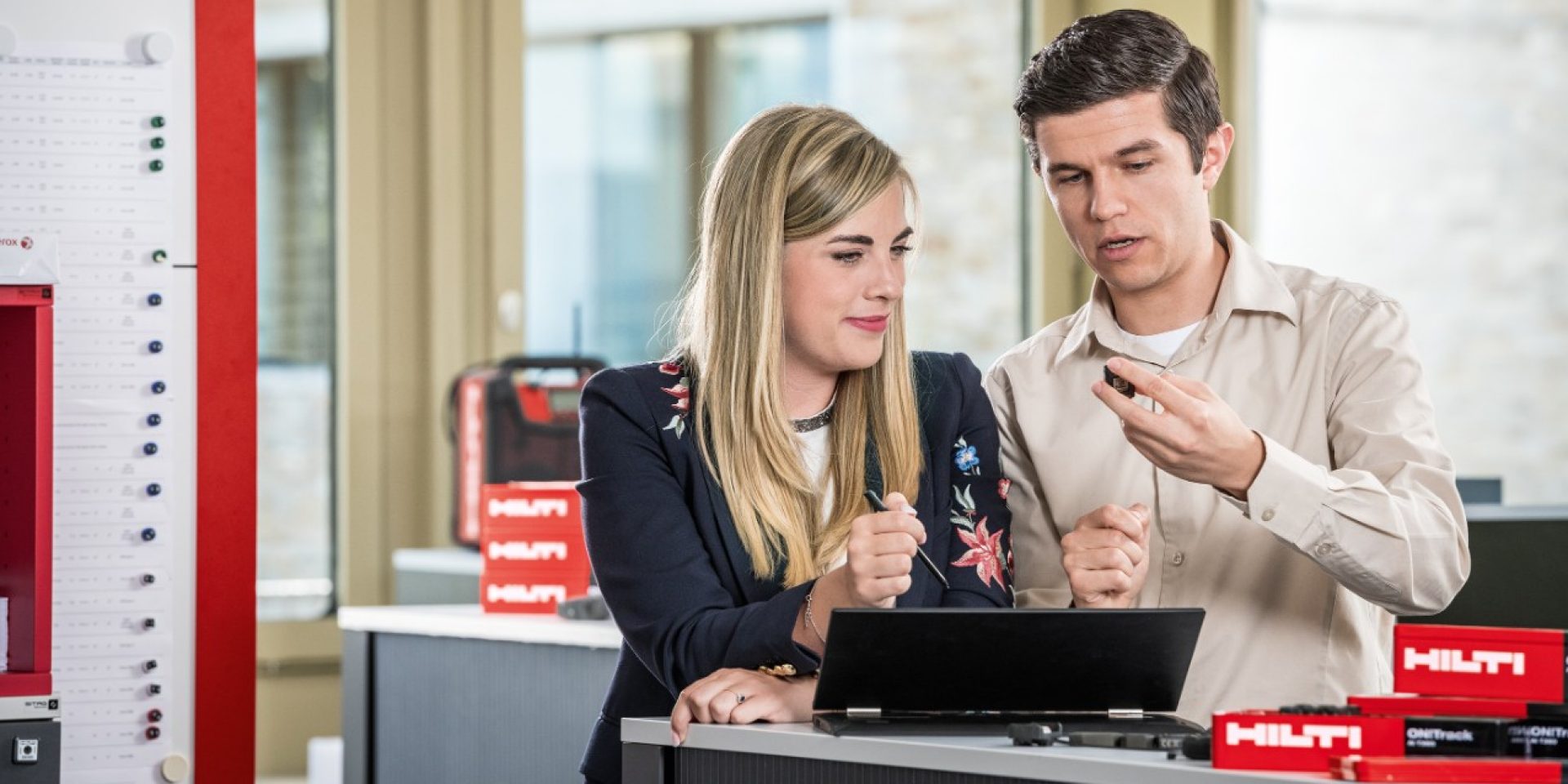 Produktmanagerin Karolina und Vojkan, technischer Projektmanager bei Hilti, erklären, wie ON!Track Active Tracking im Praxiseinsatz Kosten senken und die Effizienz steigern kann.