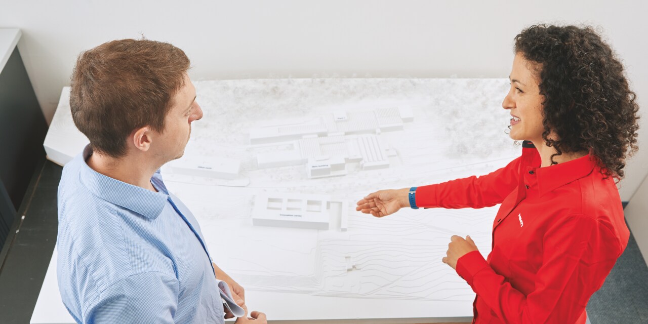 Two Hilti engineers collaborating on BIM design