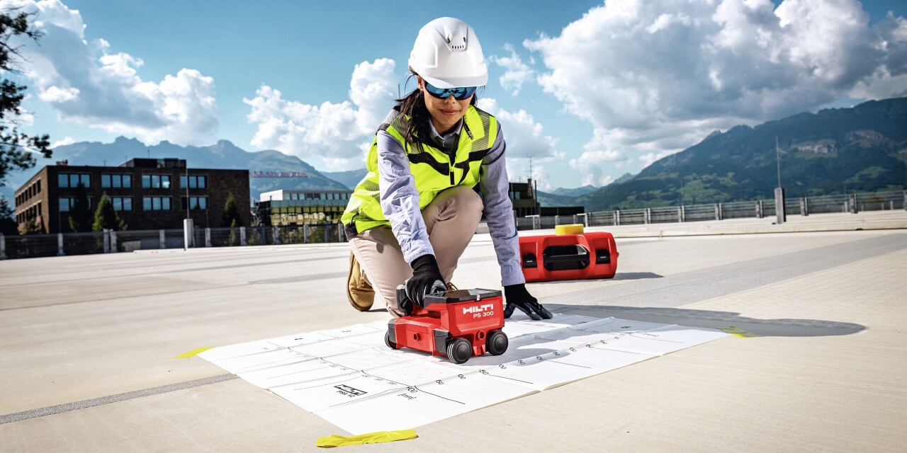 Eine Mitarbeiterin mit Hilti Ferroscan System PS 300 auf die Baustelle