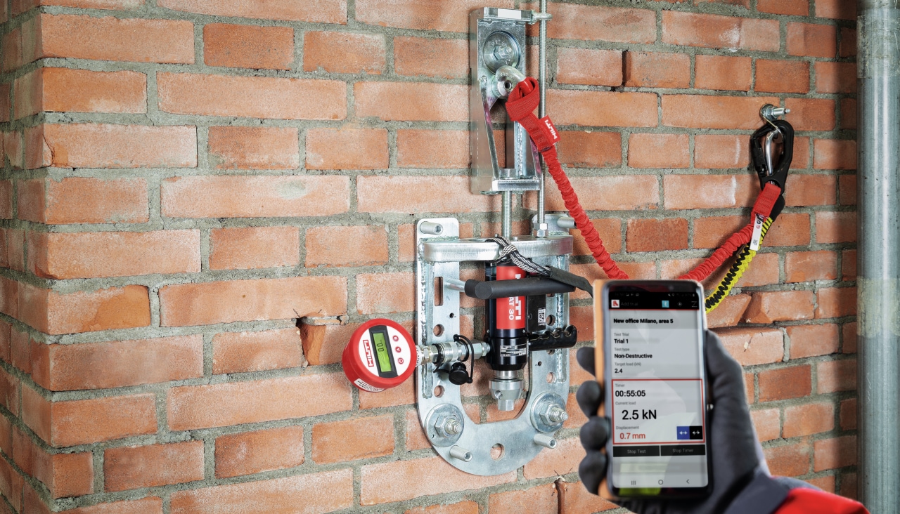 Belastungsversuch an einer Ziegelwand