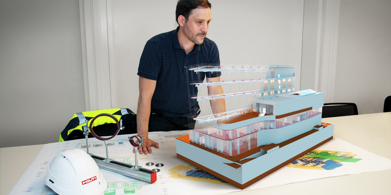 Ingenieur plant mit virtuellem BIM Service Modell