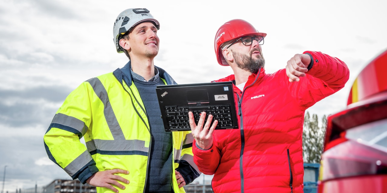 Hilti Mitarbeiter im Kundengespräch auf der Baustelle
