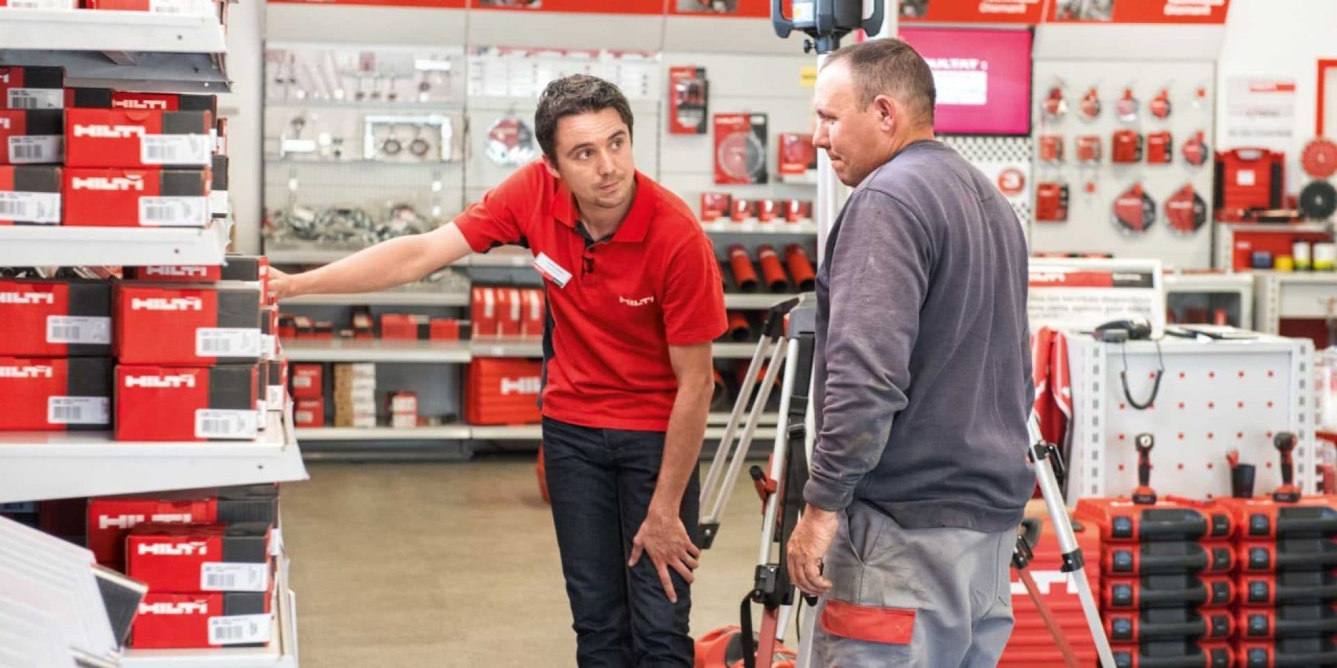 Hilti representative helping a customer find what they need at a Hilti store.
