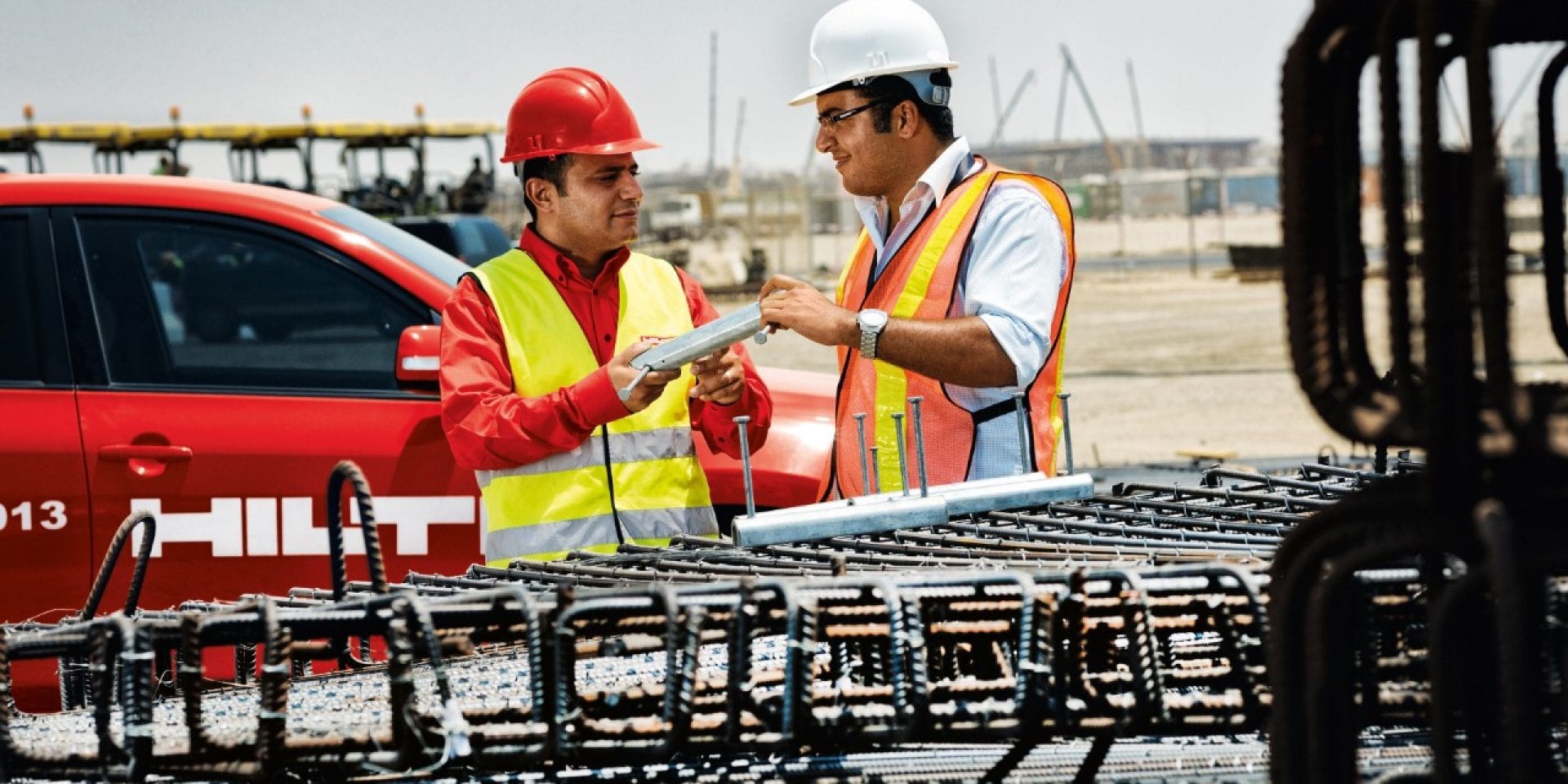 Hilti account manager talking to customer on jobsite