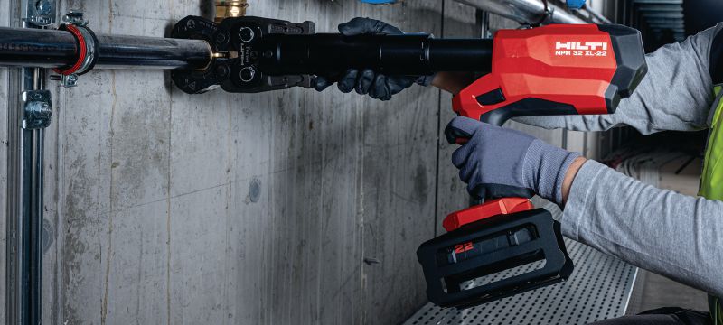 NPR 32 XL-22 Pipe press tool Heavy-duty cordless pistol-grip press tool compatible with interchangeable 32 kN press jaws and rings (Nuron battery platform) Applications 1