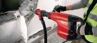 TE 800-AVR TE-S demolition hammer Very powerful TE-S demolition hammer for heavy-duty chiseling in concrete, with Active Vibration Reduction (AVR) Applications 2