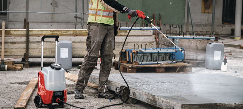 LS 15-22 Battery-powered sprayer Battery-powered sprayer with 4-gallon |15L tank, for spraying form release oil or water for silica dust control (Nuron battery platform) Applications 1